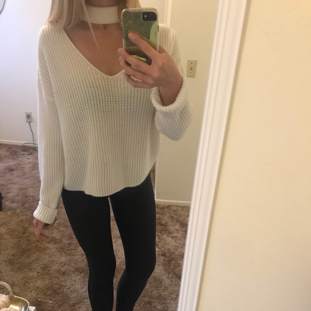 Cozy cream v neck sweater w/ choker from H&M